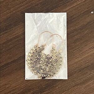 Elegant Gold and Black Filigree Earrings